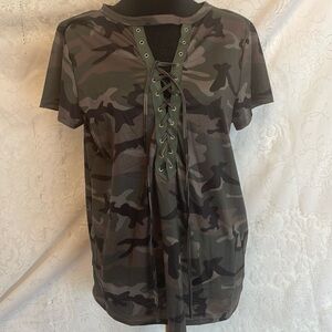 Camouflage t-shirt. SZ L (runs like XL) tie in front. By Yoins Never worn